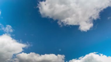 Mavi gökyüzünde hareket eden bulutlar
