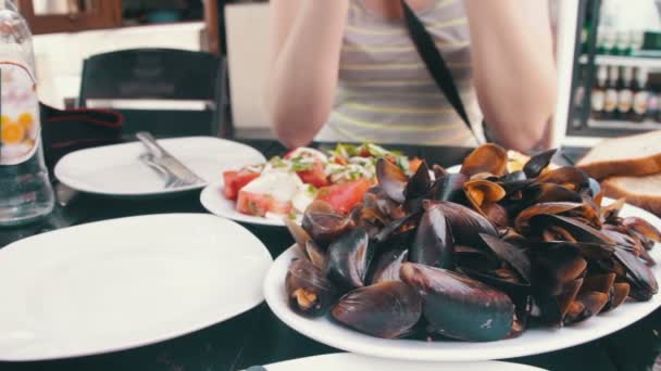 Mexilhões de frutos do mar em uma placa em um café — Vídeo de Stock