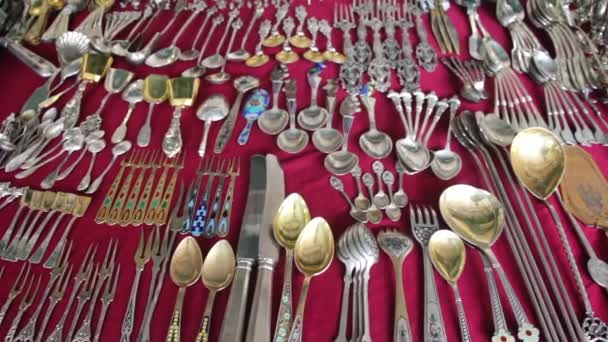Antiek servies, Vintage zilver, ijzer en goud tafelgerei — Stockvideo