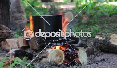 Bir kamp ateşi turizm Pot, üzerinde yemek yemek