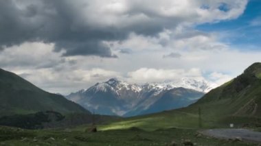 Gürcü Dağların üzerinden hareket bulutlar. Mount Kazbek. Zaman atlamalı
