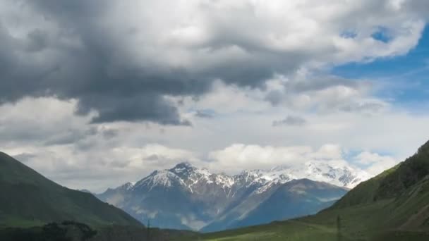 グルジア山脈を越えて移動する雲。カズベク山。時間の経過 — ストック動画