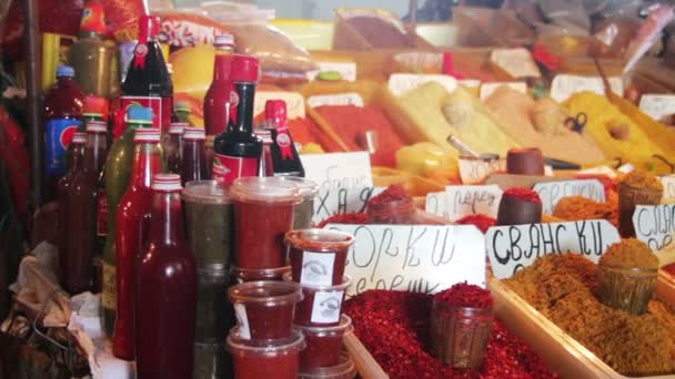 Georgische en Oosterse specerijen op de markt — Stockvideo