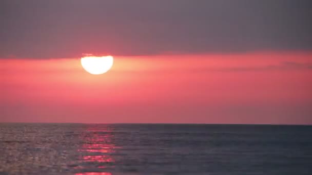 海に沈む夕日。時間の経過 — ストック動画
