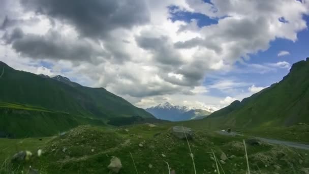 Moln över georgiska bergen. Mount Kazbek. Tidsinställd — Stockvideo