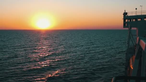 Gran ferry de carga y puesta de sol en el mar — Vídeos de Stock