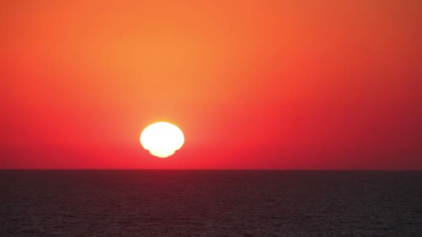 Zonsondergang boven de zee — Stockvideo