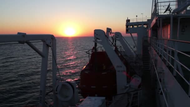 Große Frachtfähre und Sonnenuntergang auf dem Meer — Stockvideo