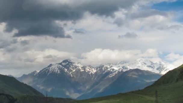 Nuvens movendo-se sobre as montanhas georgianas. Monte Kazbek. Tempo de Caducidade — Vídeo de Stock