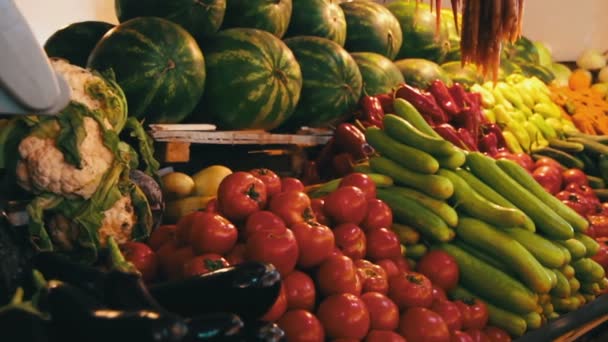 Grönsaker på disk marknaden — Stockvideo