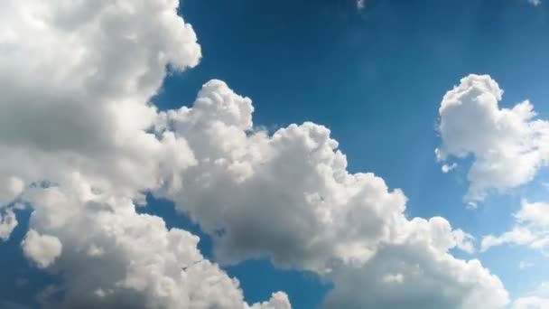 Nuvens movendo-se no céu azul — Vídeo de Stock