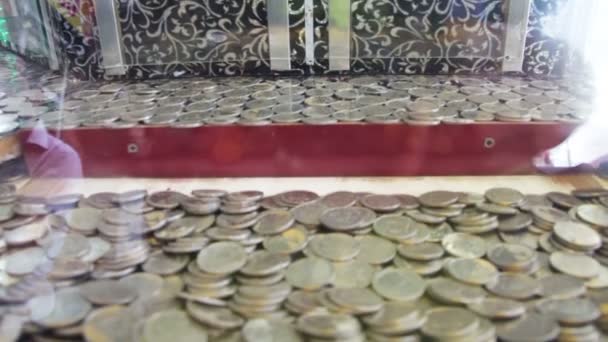 Máquina Tragamonedas con Monedas — Vídeos de Stock