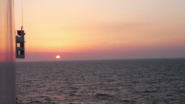 Solnedgång över över havet från färjan — Stockvideo