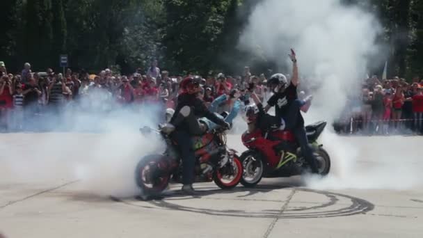 Dublör Moto Show. Aşırı motor sporları. Bisikletçileri geçit ve gösteri — Stok video