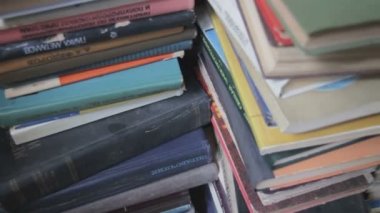 Kütüphanede bir yığın kitap