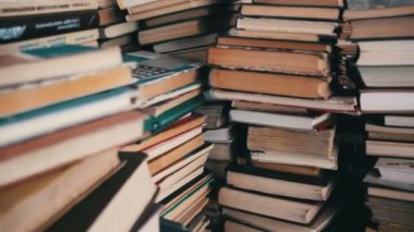 Kütüphanede katta dağınık kitap yığını