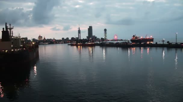Éjszakai város Batumi, Grúzia. Batumi tengeri kikötő — Stock videók