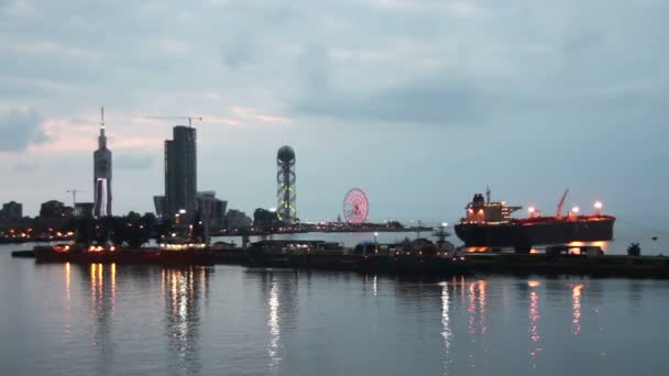 Noční město Batumi, Gruzie. Batumi námořní přístav — Stock video