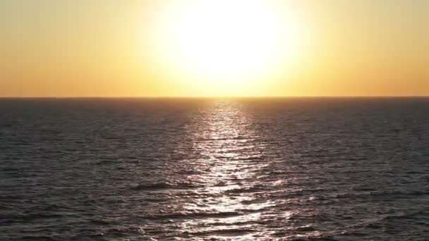 Zonsondergang boven de zee — Stockvideo