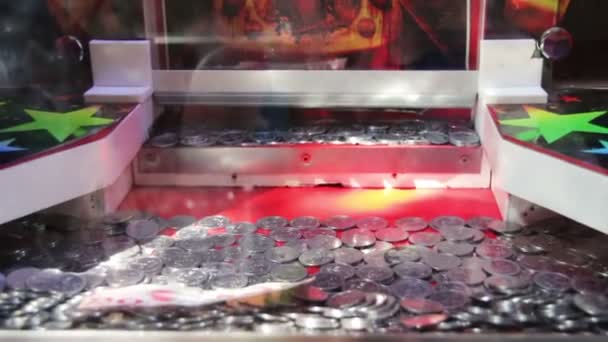 Slotmachine met munten — Stockvideo