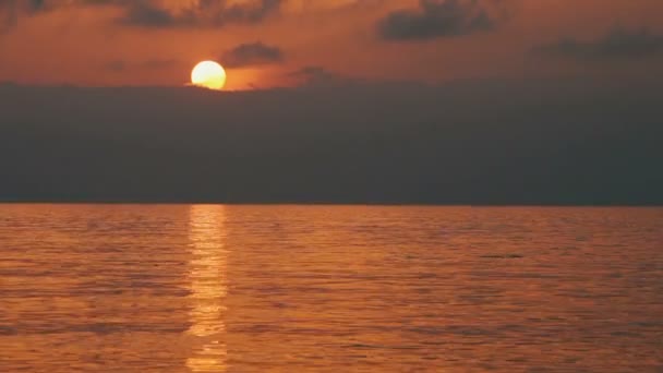 Закат над морем — стоковое видео