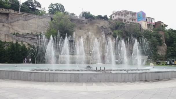 トビリシ、グルジアの中心の噴水. — ストック動画