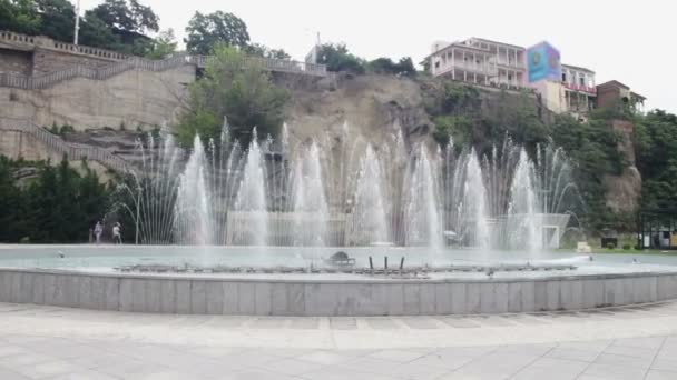 A szökőkút közepén, Tbilisi, Grúzia. — Stock videók