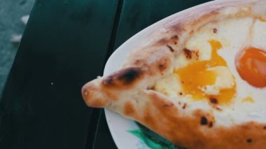 Gürcü peynir pasta Khachapuri yumurta üzerinde ahşap kurulunda görev yapmaktadır