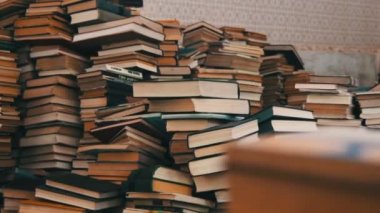 Kütüphanede katta dağınık kitap yığını