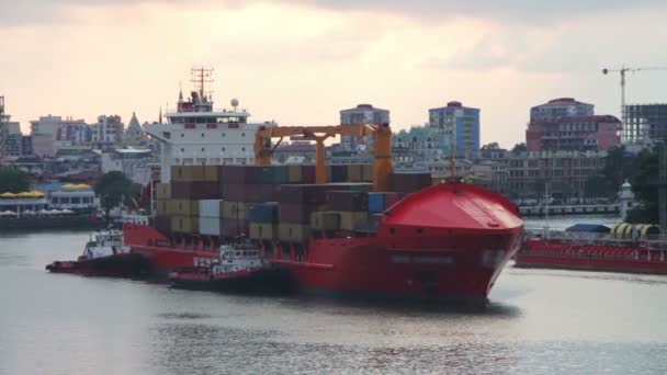 Ferry de carga llega al puerto de mar — Vídeos de Stock