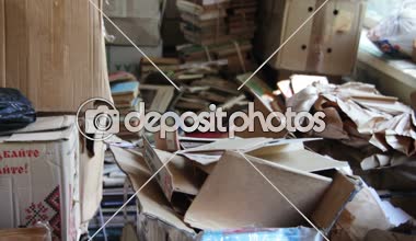 Kütüphanede katta dağınık kitap yığını