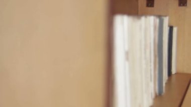 Kitaplı kütüphane rafları