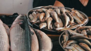 Sayaç piyasada taze balık