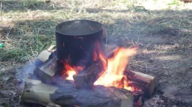 Kamp ateşinde yemek pişirmek