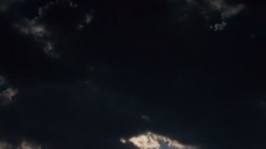 Gece ay ufukta yükselen ağaçları ve bulutlar üzerinde. Zaman atlamalı