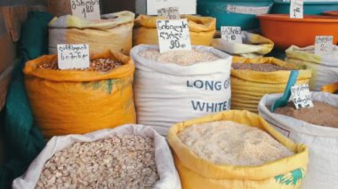 Gürcistan'daki torbalarda vitrinler tahıl