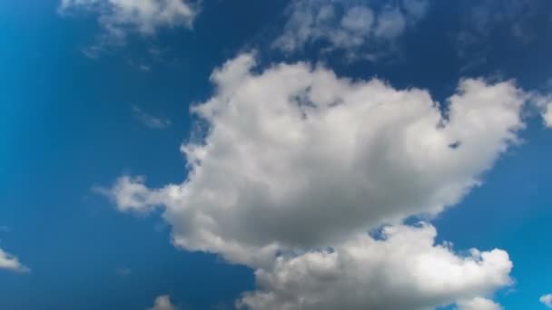 Nuvole che si muovono nel cielo blu — Video Stock