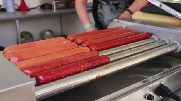 Embutidos bávaros para perros calientes cocinados en la parrilla — Vídeos de Stock