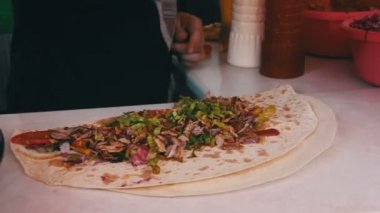 El geleneksel Shawarma et ve sebze ile kaydırma
