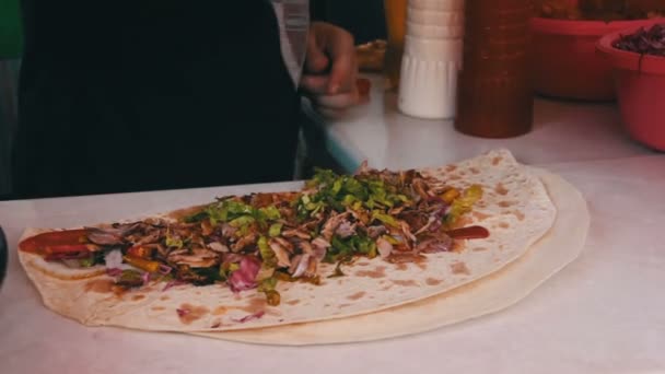 쇠고기와 야채 전통적인 Shawarma를 포장 하는 손 — 비디오