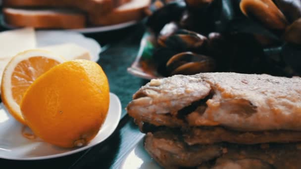 Mexilhões de frutos do mar e truta de peixe em uma placa em um restaurante — Vídeo de Stock