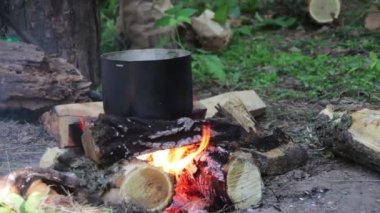 Bir kamp ateşi turizm Pot, üzerinde yemek yemek