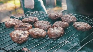 Izgarada hazırlanan Burger için et