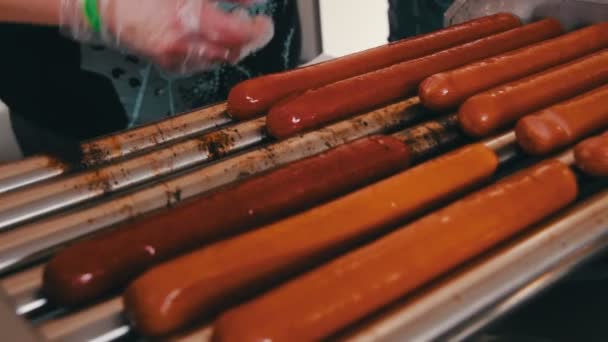 Würstchen für Hotdogs auf dem Grill — Stockvideo