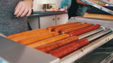 Sosisli ızgarada pişmiş sosis