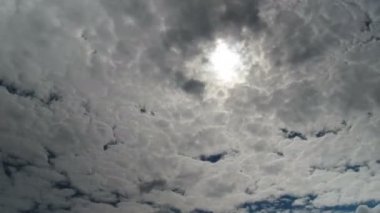 Mavi gökyüzünde hareket eden bulutlar