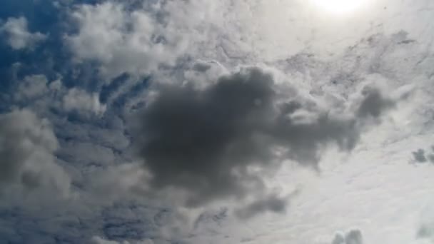 푸른 하늘에 구름이 움직이네 — 비디오
