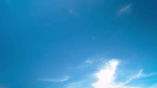 Nubes moviéndose en el cielo azul — Vídeos de Stock