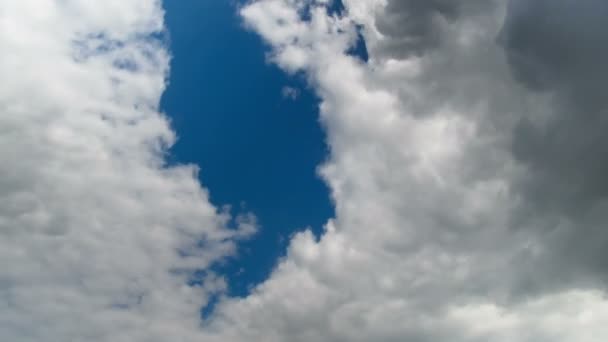 Nuvens movendo-se no céu azul — Vídeo de Stock