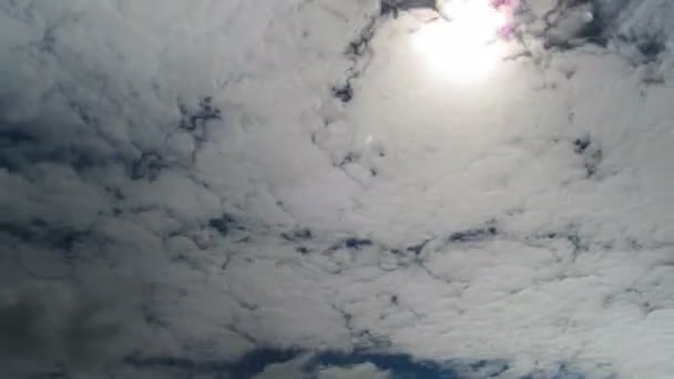 A felhők a kék égen mozognak. — Stock videók